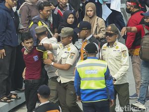 Pria Diduga Copet Digiring Satpol PP saat Arak-arakan SEA Games