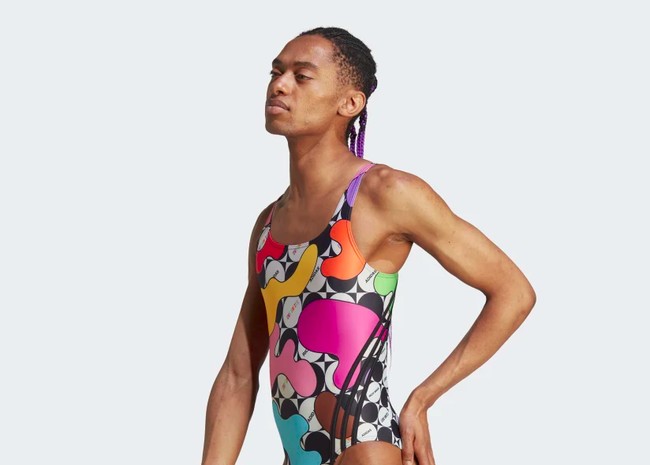 Berbagai jenama fashion berusaha untuk lebih relevan dengan mengedepankan keberagaman dalam setiap materi promonya. Namun, usaha Adidas dalam kampanye terbarunya mendapat kecaman dari publik. Salah satu produk yang menjadi bagian dari Adidas Pride 2023 menggunakan model pria untuk memperagakan baju renang wanita.