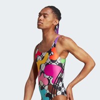 Berbagai jenama fashion berusaha untuk lebih relevan dengan mengedepankan keberagaman dalam setiap materi promonya. Namun, usaha Adidas dalam kampanye terbarunya mendapat kecaman dari publik. Salah satu produk yang menjadi bagian dari Adidas Pride 2023 menggunakan model pria untuk memperagakan baju renang wanita.