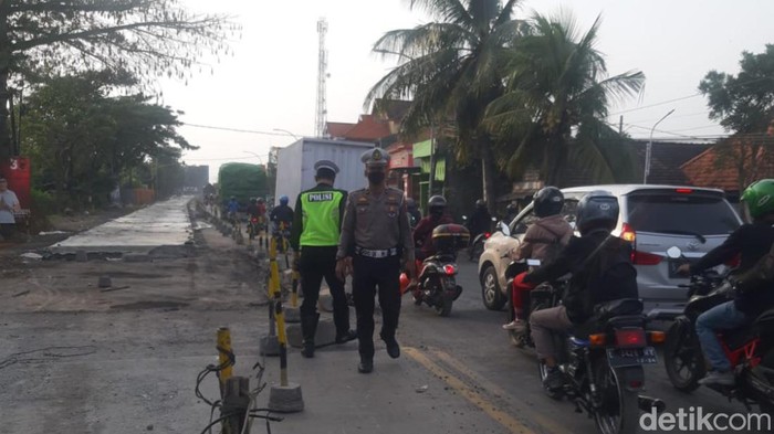 Proyek betonisasi jalan di Duduksampeyan Gresik kembali dikerjakan