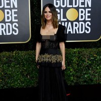 Dalam podcast tersebut dia berbincang dengan komedian Whitney Cummings. “Aku juga sama denganmu. Aku juga tidak merasakannya sampai usiaku 38. Bukankah itu gila?” ucap Rachel Bilson membalas perkataan Whitney. Foto: Getty Images