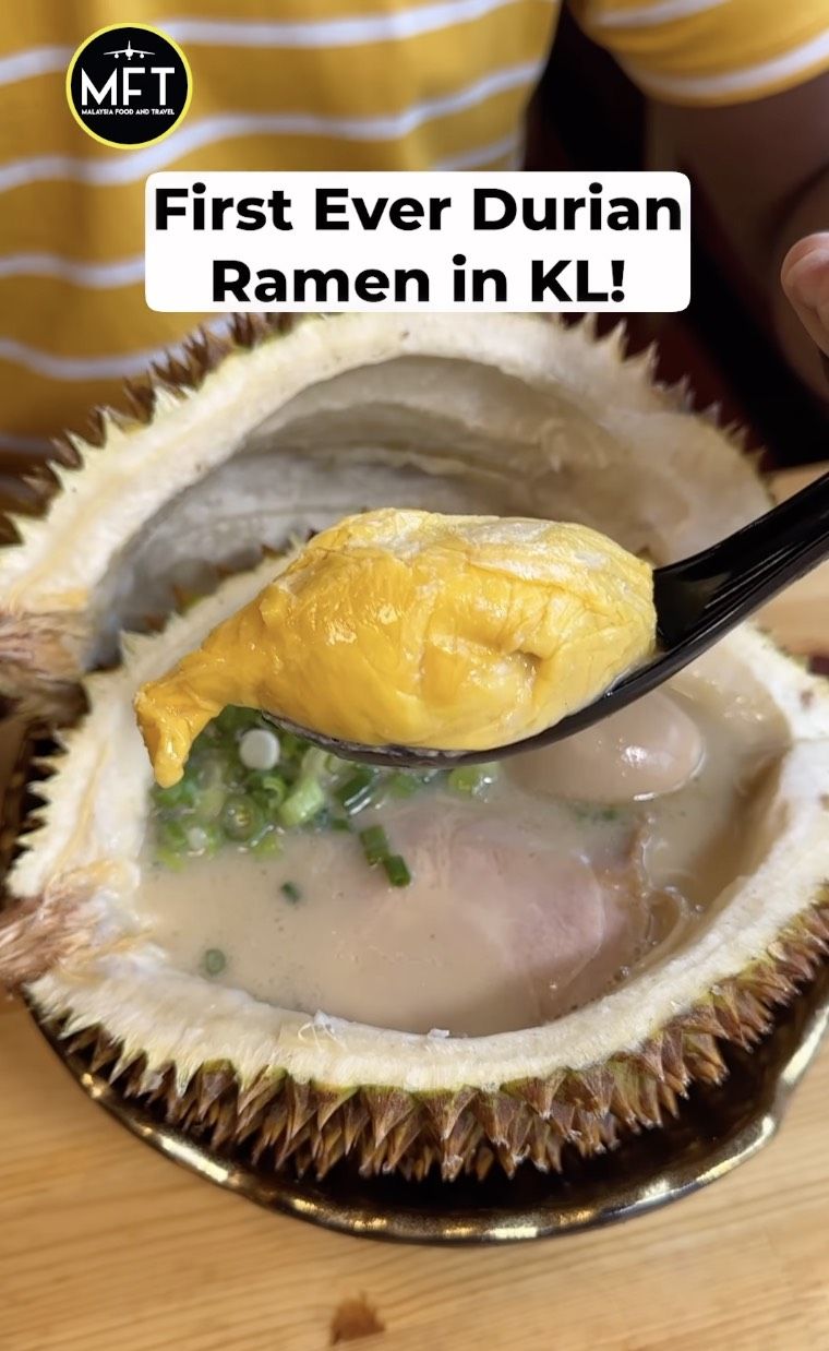 Gokil! Resto Ini Sajikan Ramen di Dalam Durian Utuh