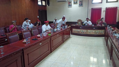 Rapat dengar pendapat kesiapan PPDB 2023-2024 antara Komisi IV DPRD Tabanan dengan Disdik setempat, Jumat (19/5/2023). (chairul amri simabur/detikBali)