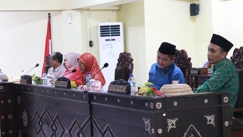 DPRD Lombok Barat mengusulkan pemecatan Dirut PDAM Giri Menang Lalu Ahmad Zaini, karena kerap tidak memenuhi undangan DPRD.
