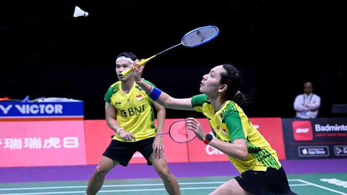 Indonesias Rinov Rivaldy and Gloria Emanuelle Widjaja (R) hit a return against Chinas Zhang Siwei and Huang Yaqiong during their mixed doubles quarter-final match at the 2023 Sudirman Cup world badminton championships in Suzhou in Chinas eastern Jiangsu province on May 19, 2023. (Photo by WANG Zhao / AFP) (Photo by WANG ZHAO/AFP via Getty Images)