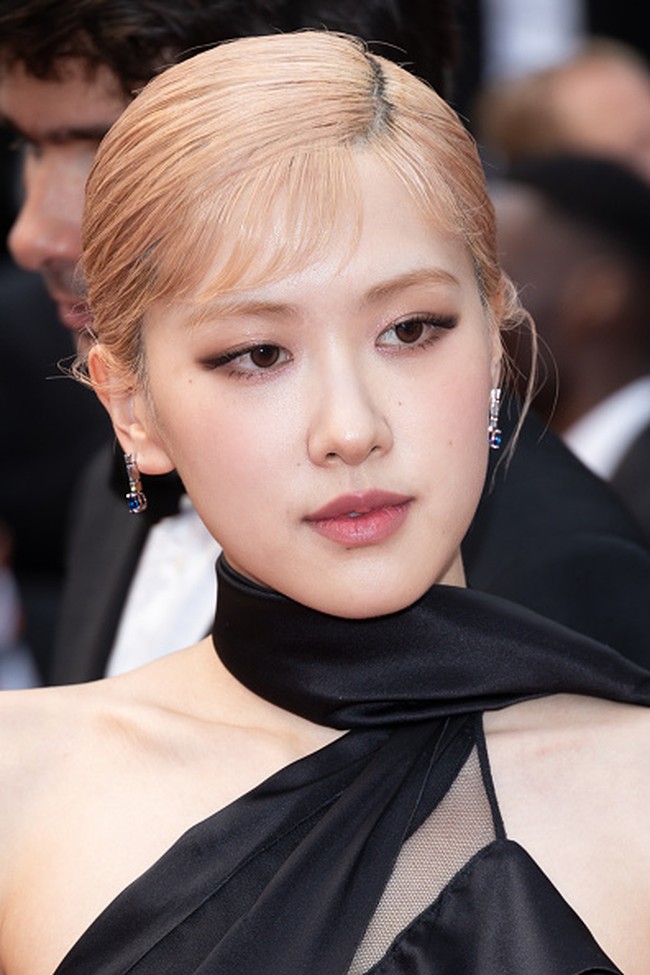 Penampilan baru Rose BLACKPINK sontak membuat penggemar pangling. Tak sedikit yang menyebut poni pendeknya terlihat imut hingga mengingatkan penggemar dengan Audrey Hepburn. Foto: Getty Images