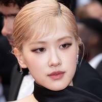 Penampilan baru Rose BLACKPINK sontak membuat penggemar pangling. Tak sedikit yang menyebut poni pendeknya terlihat imut hingga mengingatkan penggemar dengan Audrey Hepburn. Foto: Getty Images