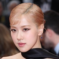 Biasanya Rose memiliki poni lebih panjang yang membingkai setiap sisi wajahnya. Namun untuk menghadiri festival film bergengsi ini Rose tampil dengan poni yang jauh lebih pendek. Foto: Getty Images