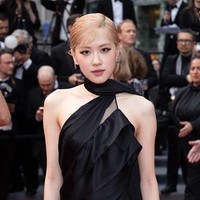 Gayanya semakin mewah dengan koleksi perhiasan bermata safir Tiffany & Co. Cincin yang dikenakannya Tifanny Soleste Ring bernilai $11,500 atau sekitar Rp 171 jutaan. Foto: Getty Images