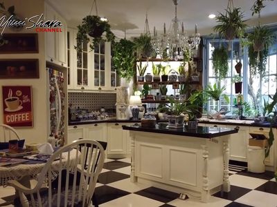 8 Potret Rumah Hutan Yuni Shara, Halaman Bisa Jadi Salon Dadakan