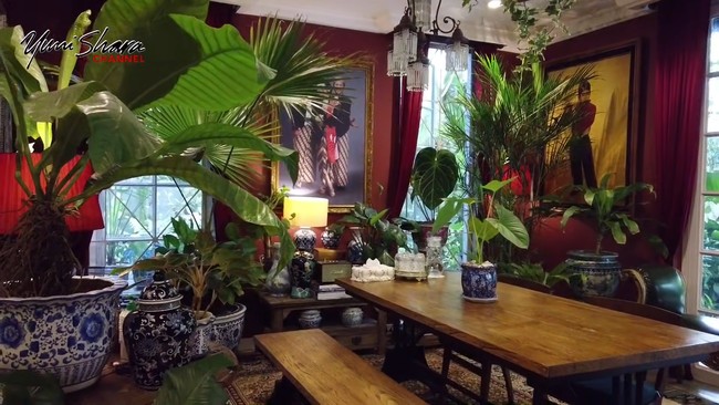 Untuk area makan, Yuni sengaja menggunakan meja taman sehingga menghadirkan nuansa outdoor. (Foto: YouTube Yuni Shara Channel)