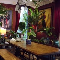 Untuk area makan, Yuni sengaja menggunakan meja taman sehingga menghadirkan nuansa outdoor. (Foto: YouTube Yuni Shara Channel)