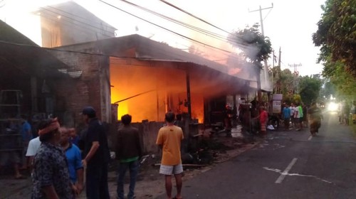 Sebuah ruko di Banjar Dinas Kanginan, Desa Menyali, Kecamatan Sawan, Buleleng, Bali, ludes terbakar, Jumat (19/5/2023). (Istimewa)