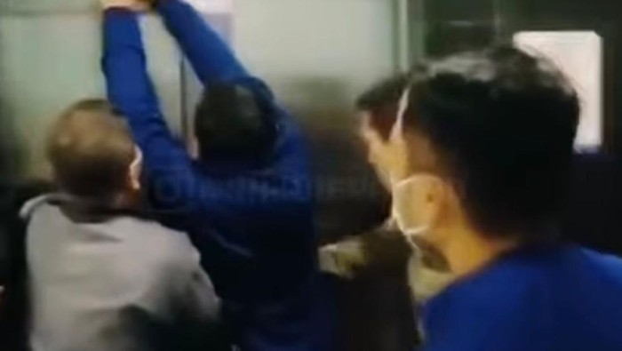 Sejumlah ASN Pemkot Depok berusaha menyelamatkan temannya yang terjebak dalam lift.