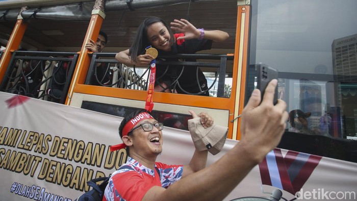 Semarak Pawai Kontingen SEA Games 2023 di Bundaran HI Sejumlah pemain Timnas Indonesia mengikuti arak-arakan di Bundaran HI, Jakarta, Jumat (19/5/2023).