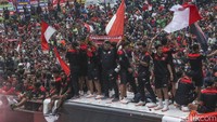 Arak-arakan tersebut juga diikuti oleh Ketua PSSI Erick Thohir beserta Menpora Dito Ariotedjo yang berada di bus Timnas. 