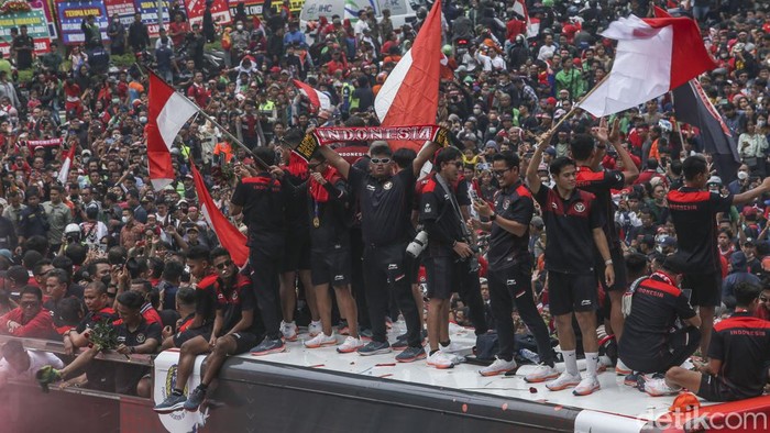 Sejumlah pemain Timnas Indonesia mengikuti arak-arakan di Bundaran HI, Jakarta, Jumat (19/5/2023).