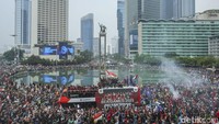 Sejumlah pemain Timnas Indonesia mengikuti arak-arakan di Bundaran HI, Jakarta, Jumat (19/5/2023).  
