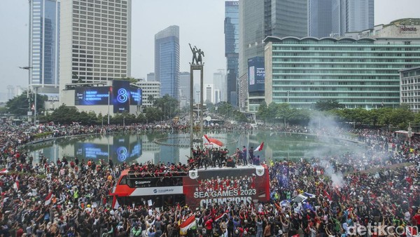 Meriahnya Pawai Kontingen SEA Games 2023 di Bundaran HI