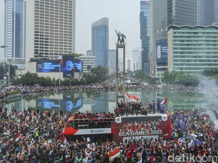 Meriahnya Pawai Kontingen SEA Games 2023 di Bundaran HI