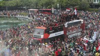 Warga membeludak mengikuti arak-arakan bus Timnas U-22 dan juara SEA Games 2023. 