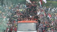 Mobil dan motor patwal juga mengawal di depan bus. Sesampainya di Bundaran HI, para masyarakat juga menyanyikan lagu Indonesia.