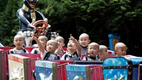 Sejumlah biksu cilik menikmati wahana di taman hiburan Everland.  