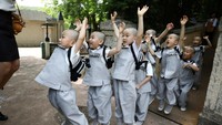 Anak laki-laki yang menjalani kehidupan biksu Buddha bermain di taman hiburan Everland di Yongin, Korea Selatan, Rabu (17/5/2023).  