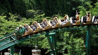 Menjelang perayaan Waisak, anak-anak tersebut diajak berlibur sejenak di taman hiburan Everland, Seoul.  