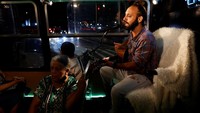 Bus ini disulap menjadi panggung mini konser berjalan yang menjadi wadah musisi jalanan untuk tampil.  