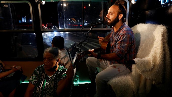 Rerizenil de Paula Santos, 84, claps her hands during a performance, inside the cultural bus from the Every Tuesday Festival, in Sao Paulo, Brazil May 9, 2023. REUTERS/Amanda Perobelli