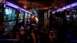 Seniman di Brasil Ubah Bus Jadi Panggung Konser Berjalan