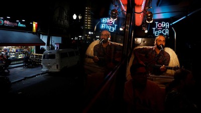 Seniman di Brasil Ubah Bus Jadi Panggung Konser Berjalan