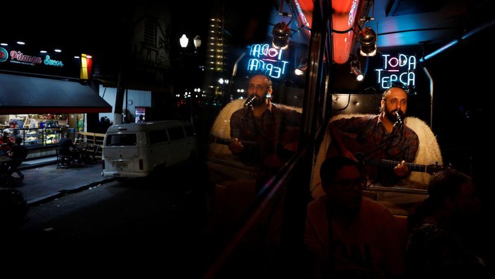 Rerizenil de Paula Santos, 84, claps her hands during a performance, inside the cultural bus from the Every Tuesday Festival, in Sao Paulo, Brazil May 9, 2023. REUTERS/Amanda Perobelli