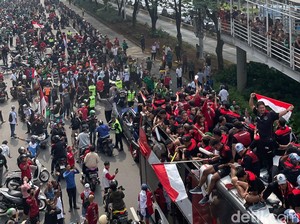 Warga Membeludak Sambut Bus Pawai Timnas U-22 dan Juara SEA Games di Sudirman