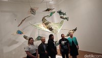 Dubes Australia untuk Indonesia, Penny Williams PSM (paling kanan, blazer hijau) berpose di depan seni instalasi bersama seniman dari Selat Torres, Lavinia Ketchell (kedua dari kanan), Jimmy John Thaiday (tengah) dari Erub Arts, serta Aaron Seeto, Direktur Museum Macan (kedua dari kiri). (Foto: Nograhany WK/detikcom)