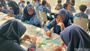 Potret Murid-murid MTs Workshop Bikin Kerajinan dari Limbah Pukat