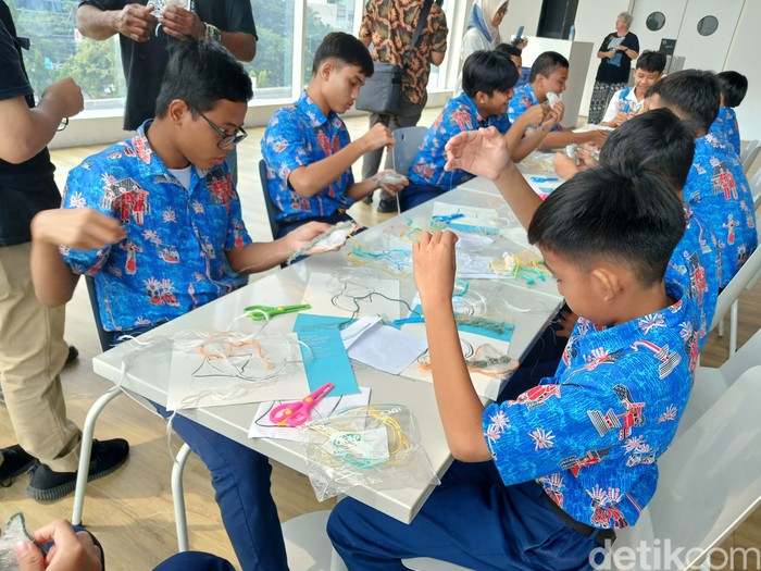 Siswa-siswi MTs Yasda workshop kerajinan dari pukat nelayan Siswa-siswi MTs Yasda workshop kerajinan dari pukat nelayan