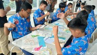 Bahan-bahan seni instalasi sudah tersedia, berupa potongan-potongan limbah jaring pukat, jarum kasur, gunting, lem dan sebagainya. Foto: (Nograhany WK/detikcom)