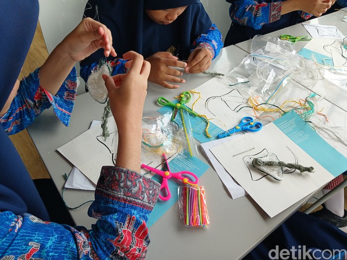 Siswa-siswi MTs Yasda workshop kerajinan dari pukat nelayan Siswa-siswi MTs Yasda workshop kerajinan dari pukat nelayan