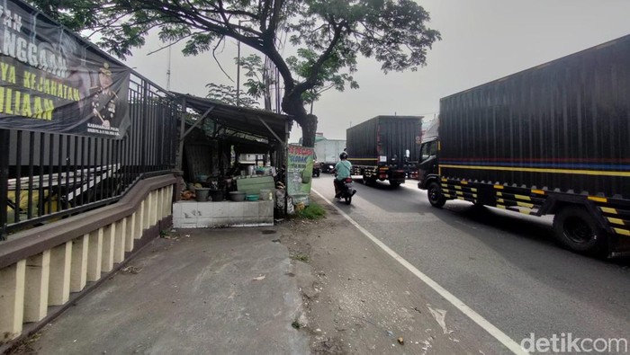 Situasi kemacetan di Margomulyo, Surabaya.