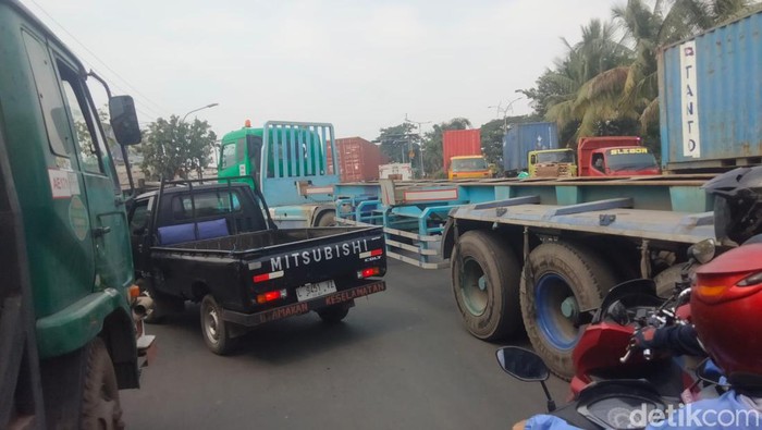 Situasi kemacetan di Margomulyo, Surabaya.