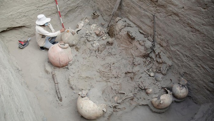 An archaeologist cleans skeletal and ceramic remains, belonging to the Chancay culture and pre-Inca mummies that are around 1000 to 1200 years old, are found in the ruins of Macaton in Huaral, Peru, May 12, 2023. REUTERS/Sebastian Castaneda