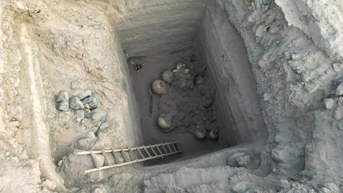 Situs Pemakaman Berusia 1.000 Tahun Ditemukan di Peru An archaeologist cleans skeletal and ceramic remains, belonging to the Chancay culture and pre-Inca mummies that are around 1000 to 1200 years old, are found in the ruins of Macaton in Huaral, Peru, May 12, 2023. REUTERS/Sebastian Castaneda