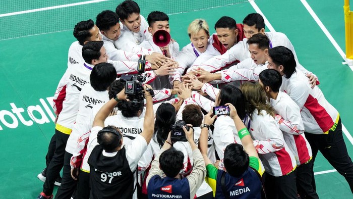 SUZHOU, CHINA - MAY 19: (CHINA OUT) Team Indonesia huddles before the Sudirman Cup Quarter Finals match against Team China during day six of the Sudirman Cup at Suzhou Olympic Sports Center Gymnasium on May 19, 2023 in Suzhou, China. (Photo by Shi Tang/Getty Images)