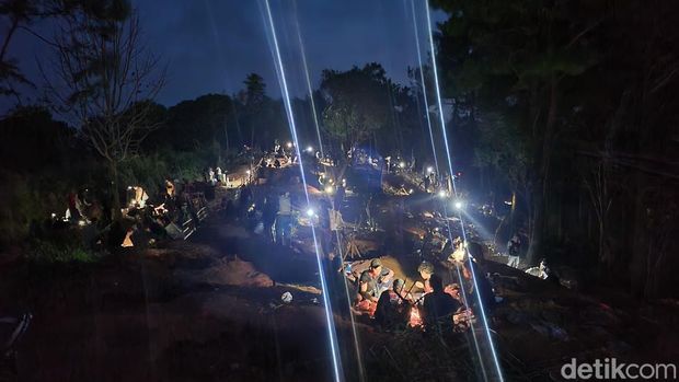 Suasana malam di lokasi tambang liar di Ciemas, Sukabumi, Jumat (19/5/2023)