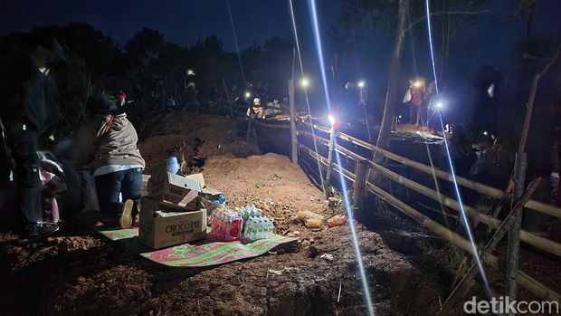 Suasana malam di lokasi tambang liar di Ciemas, Sukabumi, Jumat (19/5/2023)