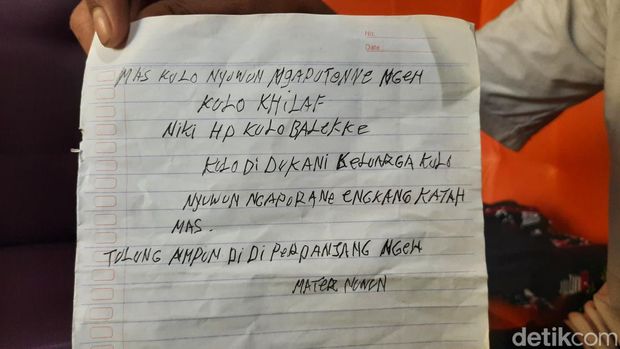 Diki menunjukan surat dari pelaku pencuri hpnya di Desa Megawon Kecamatan Jati, Kabupaten Kudus, Jumat (19/5/2023).
