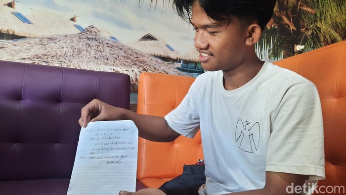 Diki menunjukan surat dari pelaku pencuri hpnya di Desa Megawon Kecamatan Jati, Kabupaten Kudus, Jumat (19/5/2023).