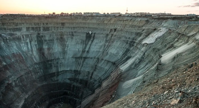 Tambang di deposit berlian yang luas di Yakutia, Rusia utara.